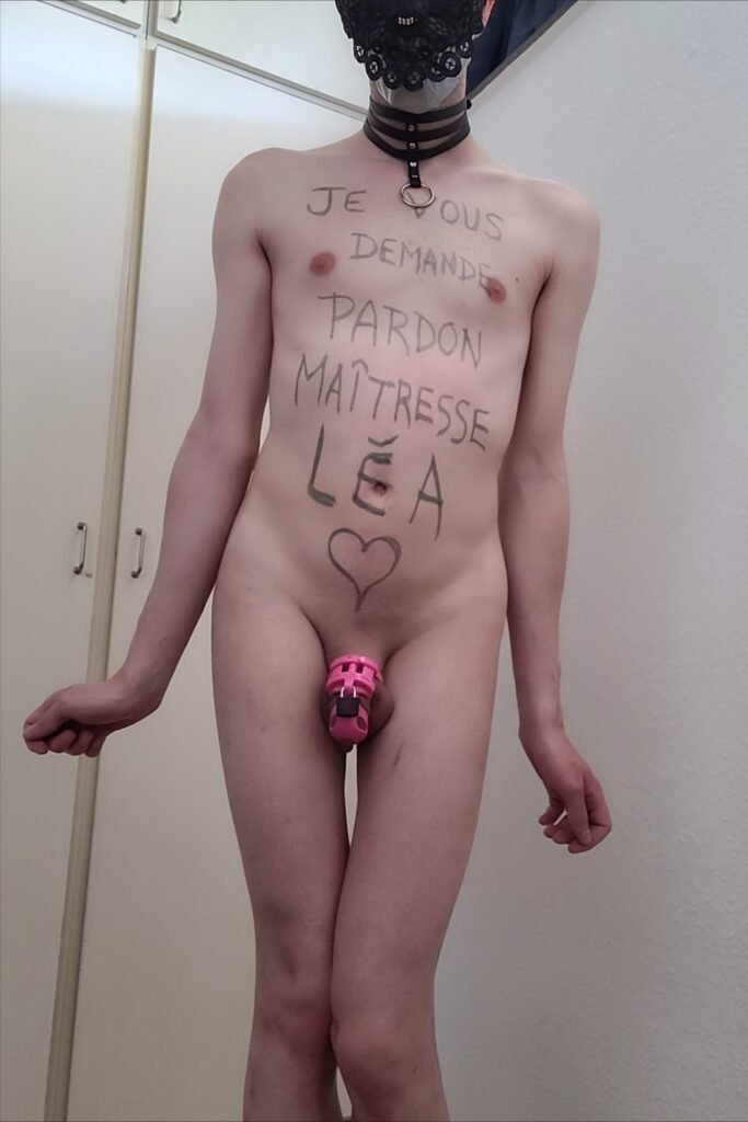Voilà Mélissa, une sissy qui sait demander pardon !